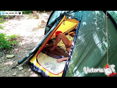 ❤️ ថតដោយកាមេរ៉ា Passionate jerk off Stranger in a tent ️❌ សិចខ្លាំង នៅពួកយើង